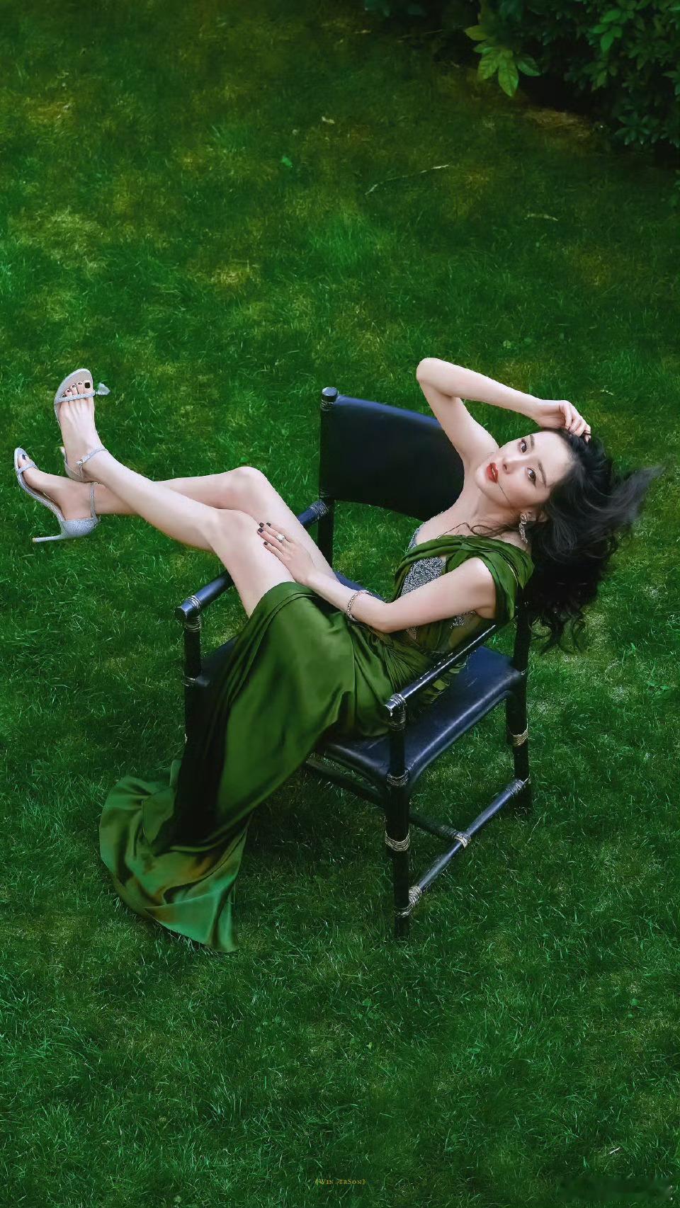 袁姗姗签约杨幂新公司网传袁姗姗签约杨幂新公司天伊娱乐，哇塞哇塞，幂姐开始码人了袁