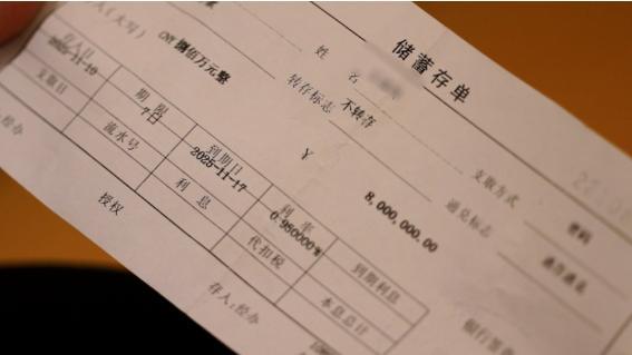 转走储户千万存款银行员工被批捕，关于这件事情，我的观点就非常简单和直接。

我认