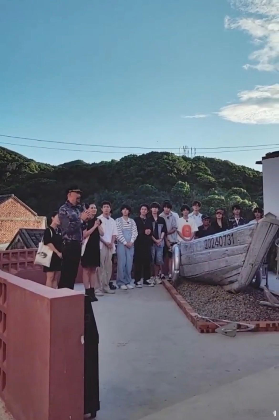 #徐锦江参加儿子艺术展开幕哭了#我说看到这样的一幕真的不要太让人好哭，毕竟对于父