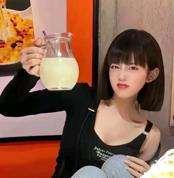 作为司晓迪的闺蜜，一朋友直言不讳的说司晓迪长的这么清纯可爱谁能不爱呢？此话一出大