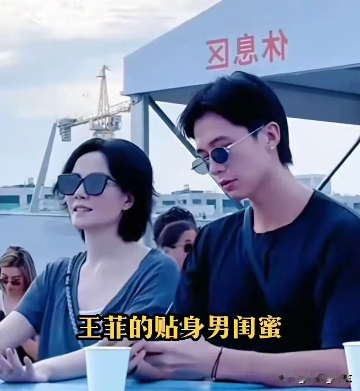王菲旁边的男子叫瑞恩，因为一张照片，由粉丝变成随身摄影师。只因为干对了一件事，照