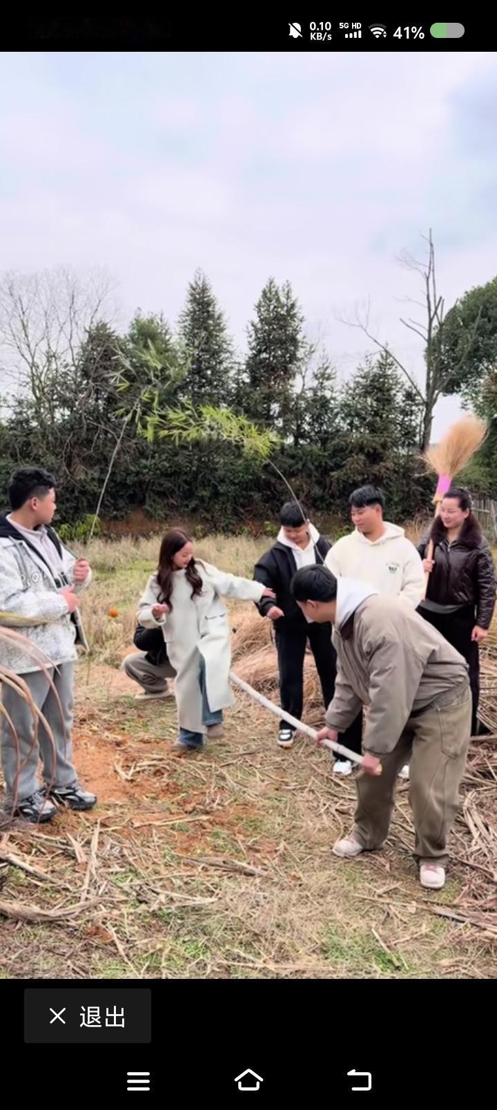 西游记之干娘摔了——
网上视频：两个年轻人抬着一个姑娘，姑娘抽着“旱烟”，摇摇晃