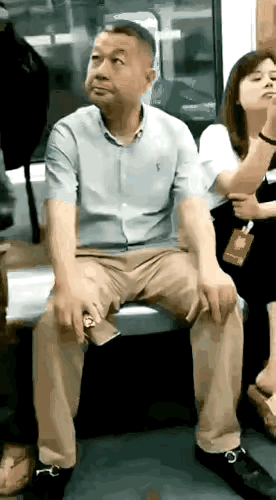 网上传的这段视频真的让人无语，看这位先生岁数不小了吧！怎么做出这种事情来！
说实