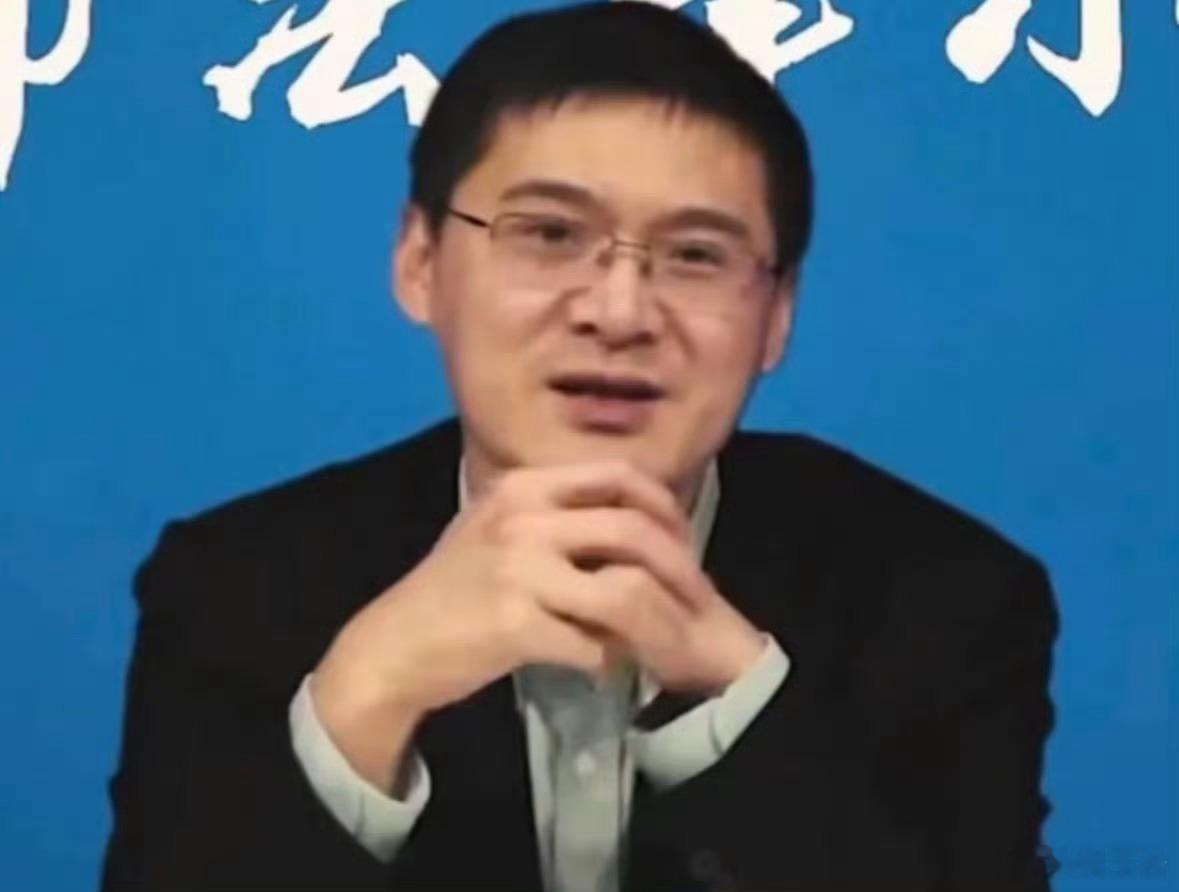 罗翔 一直以来，他最珍贵的地方，从来不是某一句金句、某一次热点表态，而是始终在提