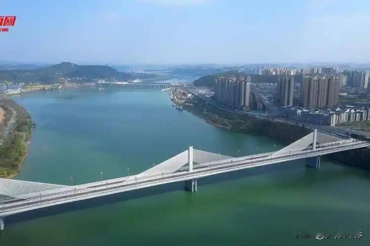 嘉陵韵·南部情
 
嘉陵江，绕城南，碧波流淌千载流年。
南隆古镇，清风漫卷，藏尽