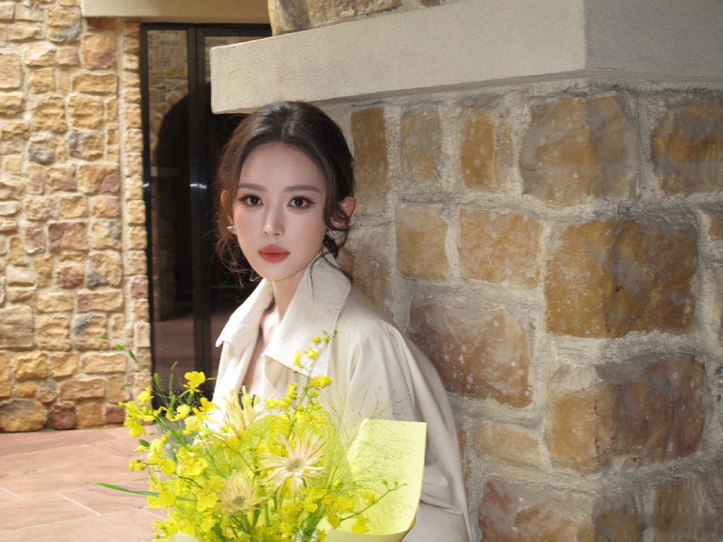 娜扎风衣红裙反差感 之前只觉得她是长得好看的美女，这次才发现她太会找风格了，风衣