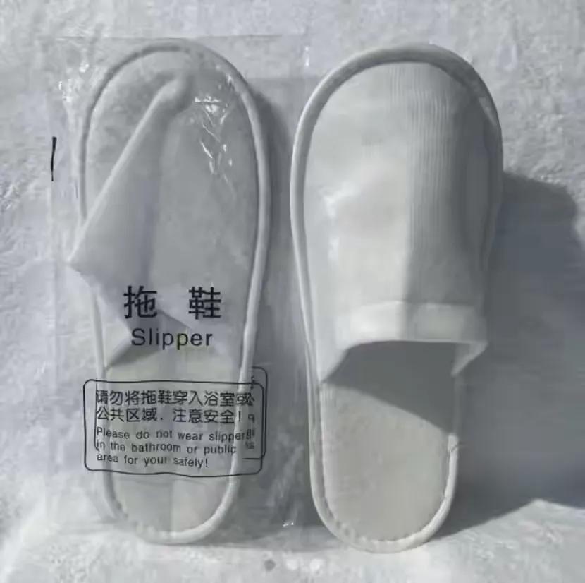 几个月前，云南保山，一大妈穿着酒店提供的一次性拖鞋去卫生间。因地上有水，大妈脚底
