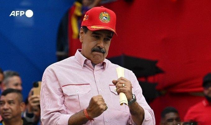 美媒称，美军突袭马杜罗住所，将熟睡中的老两口子从卧室拖出。 ​​​