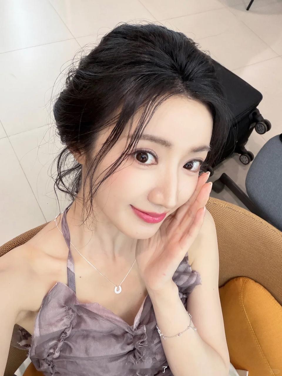 感觉每天吃什么是件很麻烦的事三餐选择困难有救啦，黄羿17号晚八点开播送精美周边，