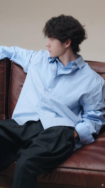 王一博驰骋春日穿搭赛道 告别春日穿搭臃肿，简约单品打造清爽造型。王一博用心搭配足