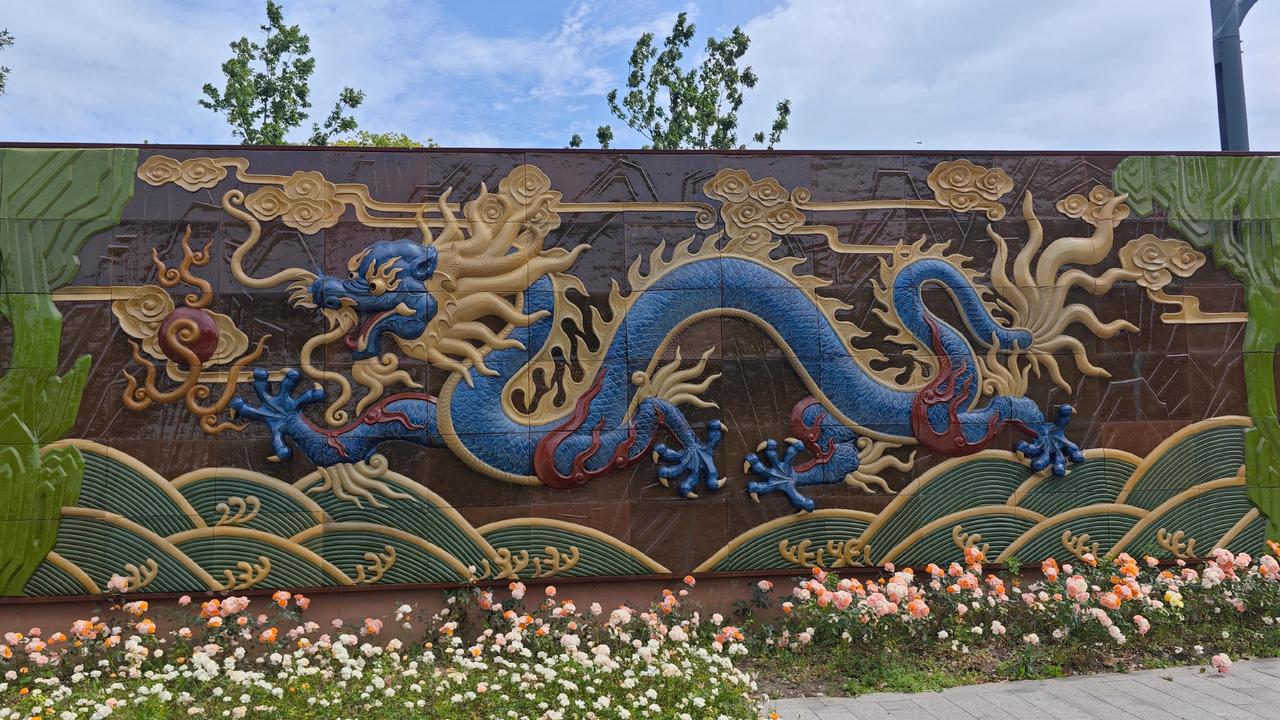 在宜兴丁蜀镇，黄龙山是绕不开的紫砂根脉。这座刚开放不久的矿址公园，把亿万年地质与