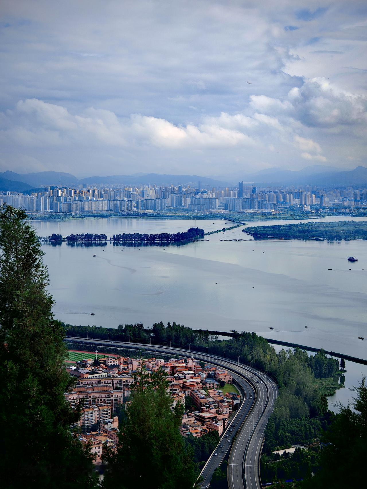 来昆明旅游，在西山风景区看滇池和市区是绝佳体验。“滇池国家级风景区”包含滇池和西