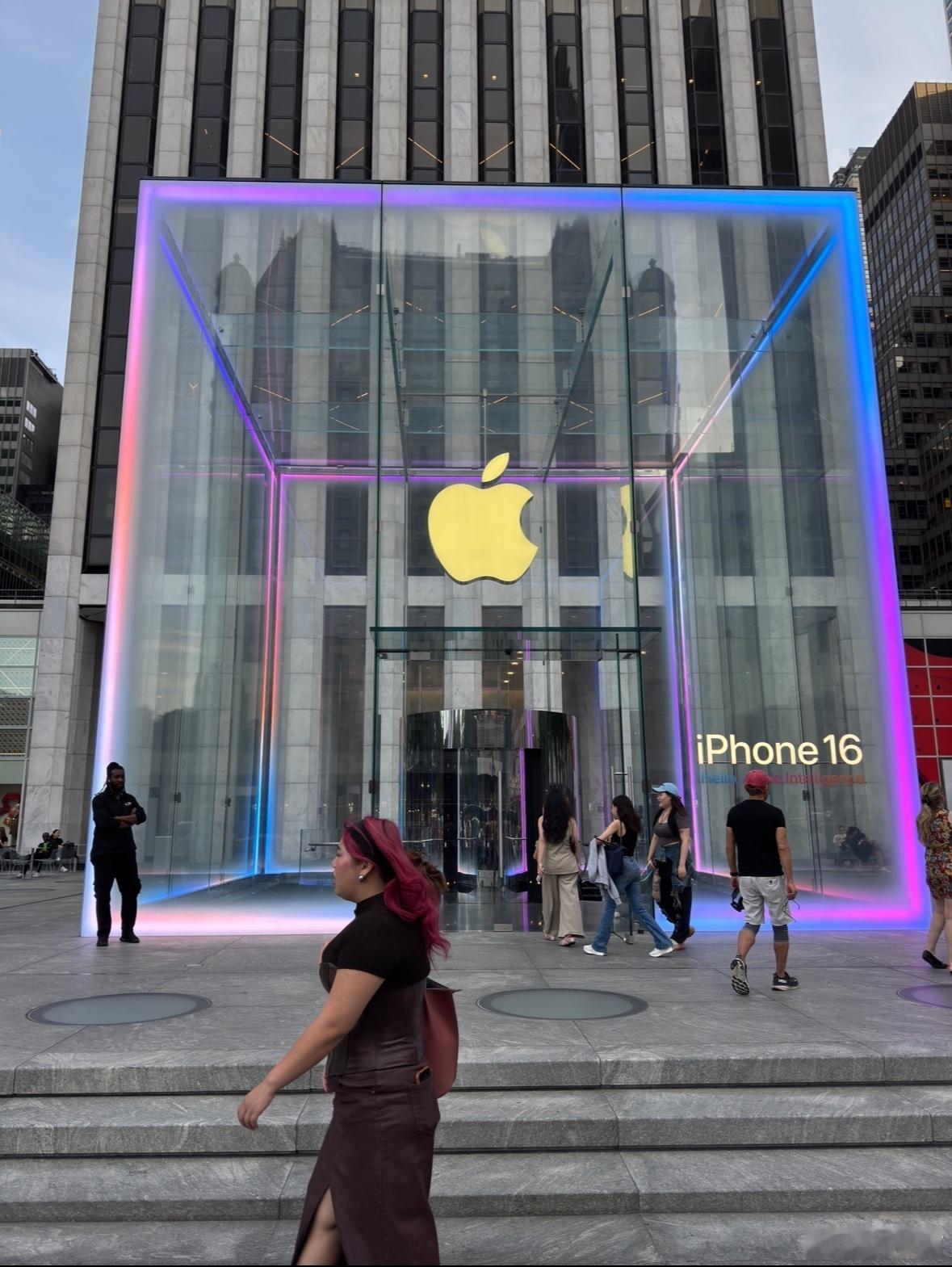纽约第五大道Apple Store专门把玻璃盒子装饰成Siri动效启动的样子 ​