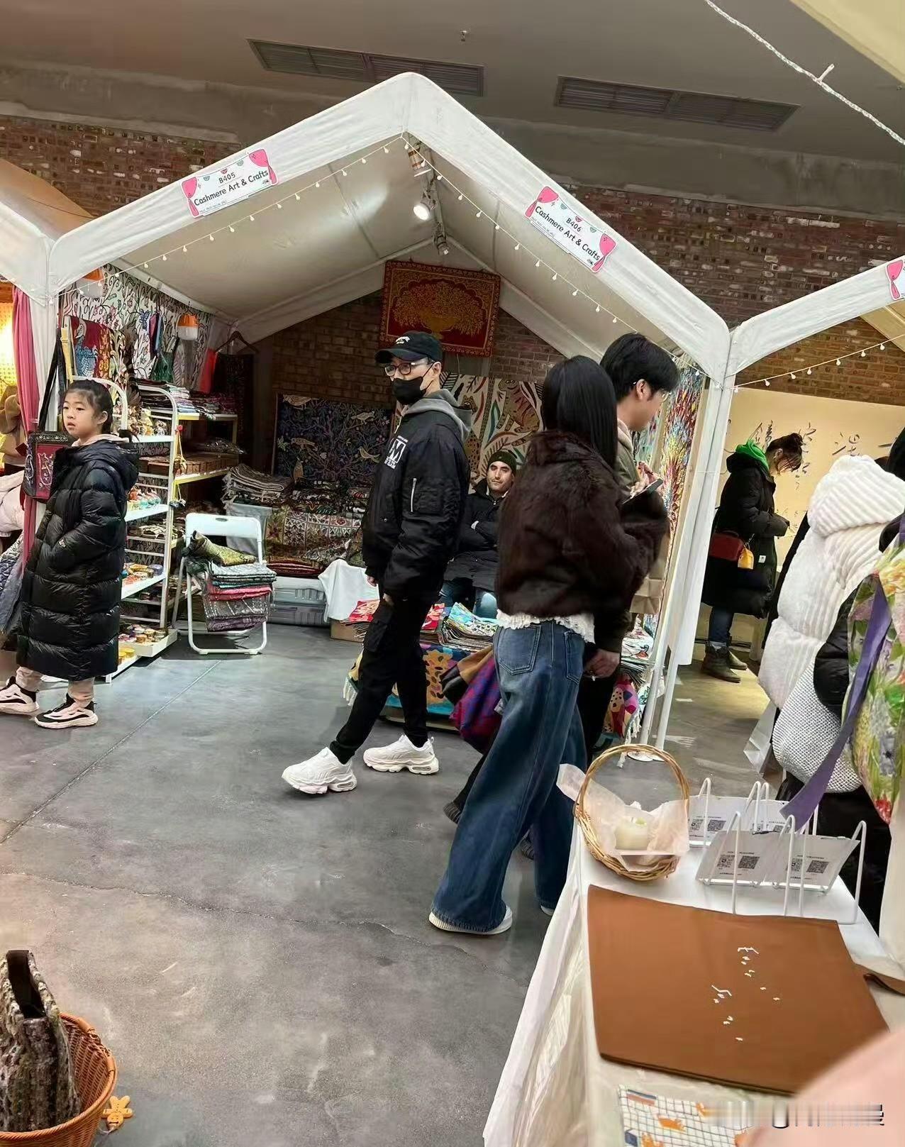 汪峰带10岁的三女儿醒醒逛集市被网友认出来，他还是挺实在的，一直跟在女儿的身后。