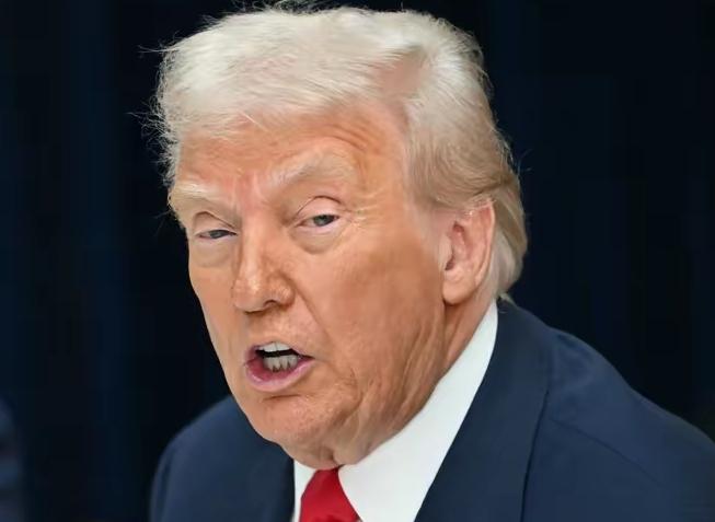 在韩国发表的演讲中，特朗普将俄乌战争的罪责，甩锅给了他的前任拜登。
俄乌冲突本质