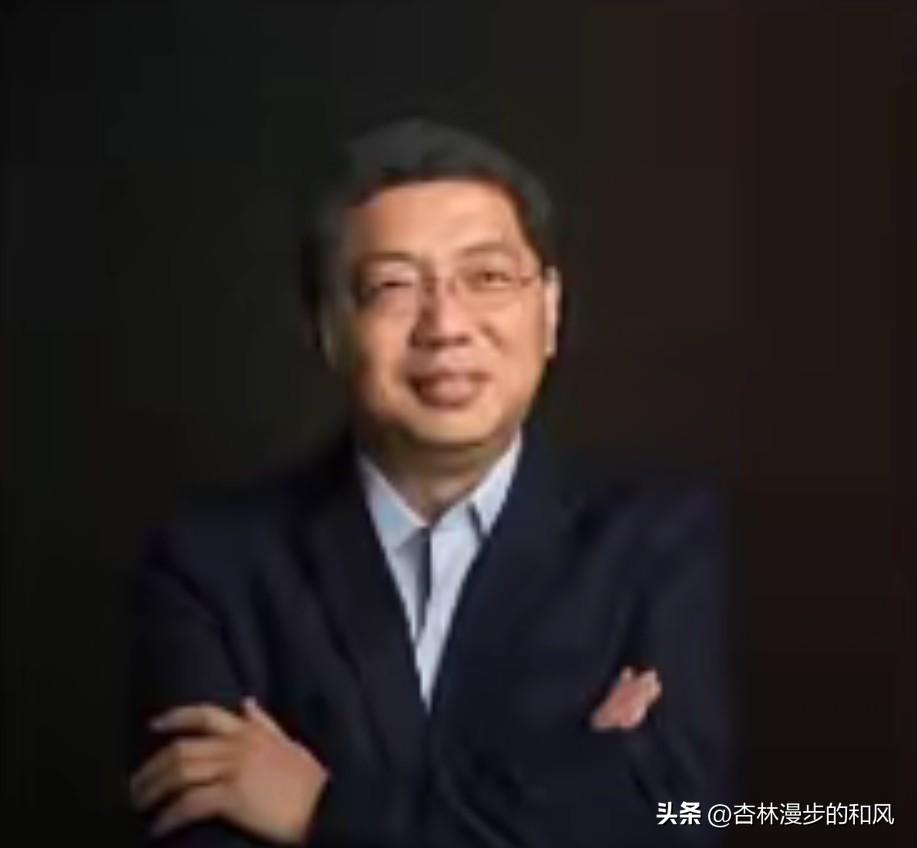 金融圈大佬栽了！银行业首席经济学家涉嫌非法集资被带走，网友：这次是真炸锅了！
