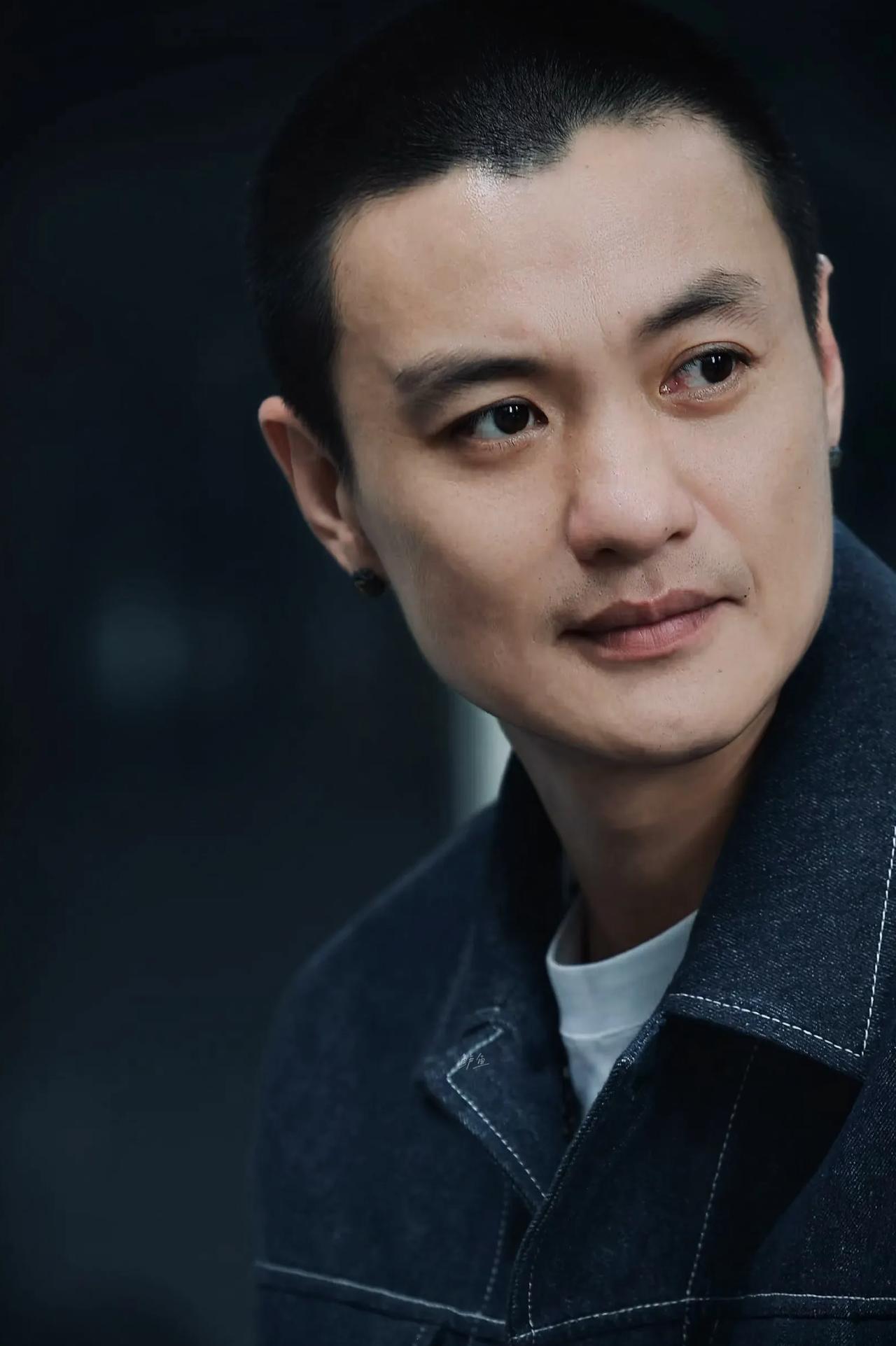 演员周一围，在清明上河图里，扮演开封府的一个干将，将当年坑害李言的坏人绳之以法，