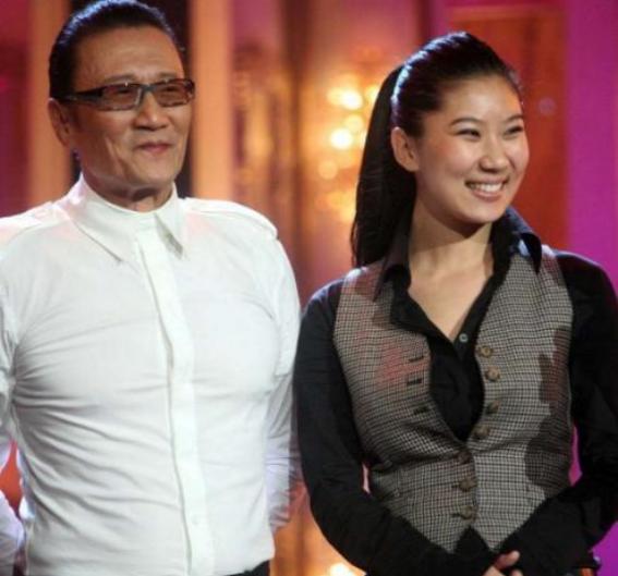 "给你2000万青春损失费，分手吧！"这句话从82岁的谢贤口中说出时，谁也没想到