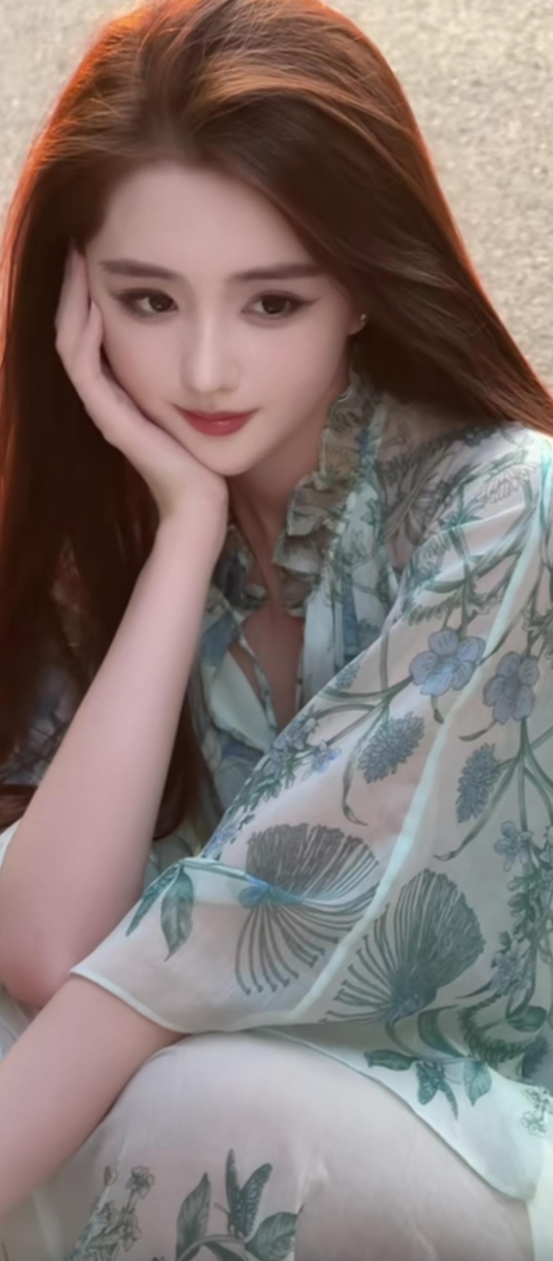 温柔甜美的少女，沉思的瞬间，花裙飘逸，如梦似幻。