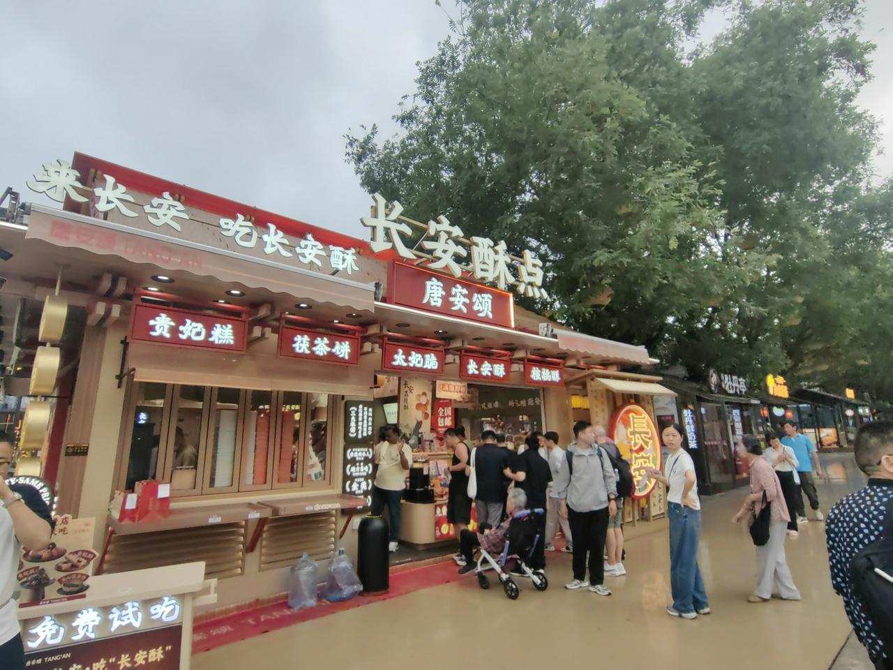 西安大唐不夜城，那真的是把雍容繁华展现得淋漓尽致，宛如一幅流动的盛世画卷。
一走