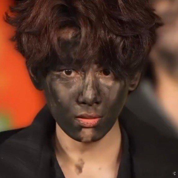 刷到《现在就出发》里胡先煦“黑芝麻胡”的造型，我直接笑到打鸣！那黑得发亮的小脸蛋