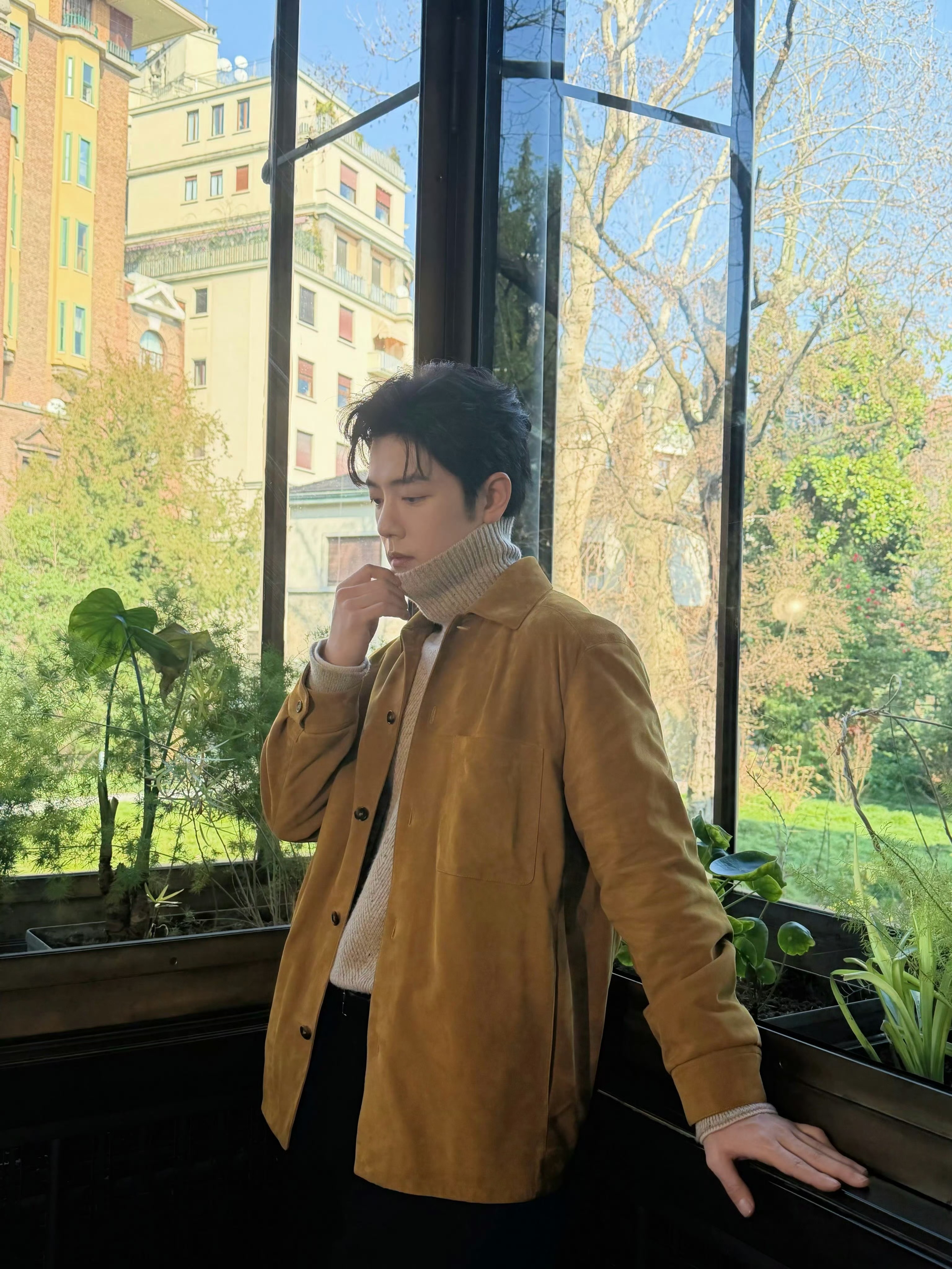 肖战的气质确实内娱独一份，沉稳优雅，这就是顶流的气场嘛