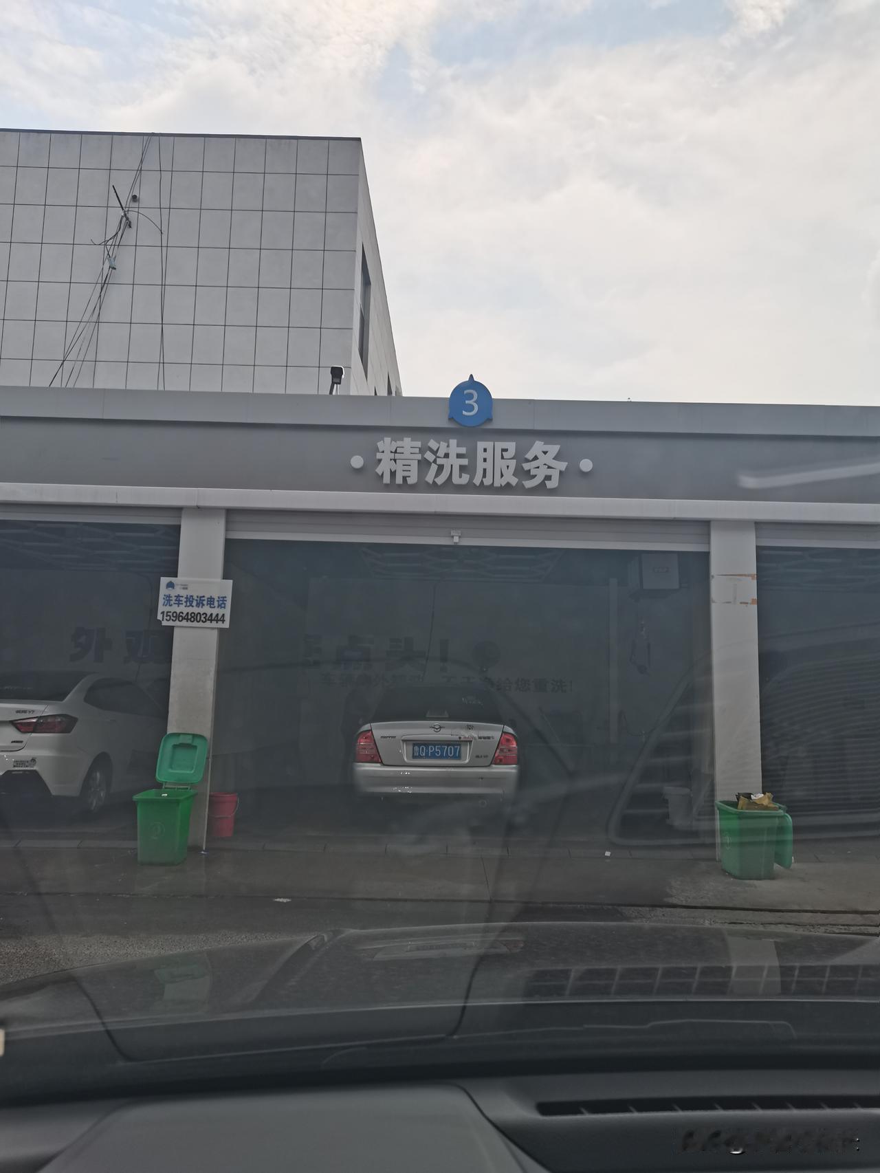 对不住了，中国石油。之前一直都在中石油加油，今天我去了你隔壁的小海豚加油站。小海