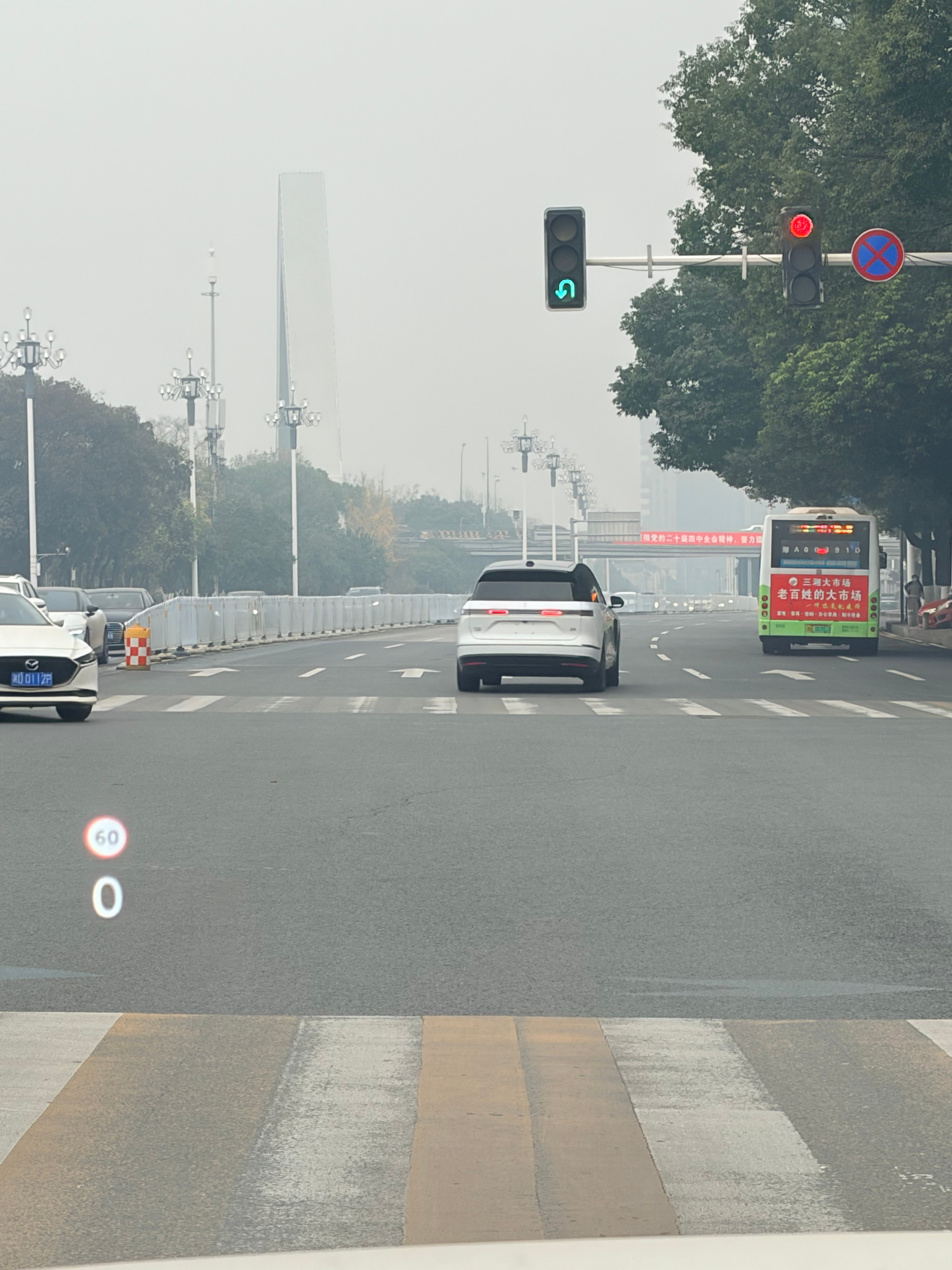 早！最近见到ES8的几率大了很多昨天还在说这个白色新8真是美到我心里去了这两天接