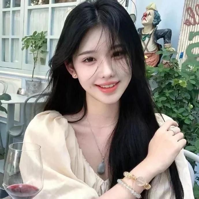 阳光下的温柔笑容，一杯红酒，一个惬意的午后。明媚自拍 春日微醺仪式感 甜系下午茶