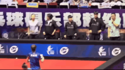 这一幕又要被网友蛐蛐了！鳗鱼完赛后走向深大，与深大教练和队员都击掌示意，唯独没有