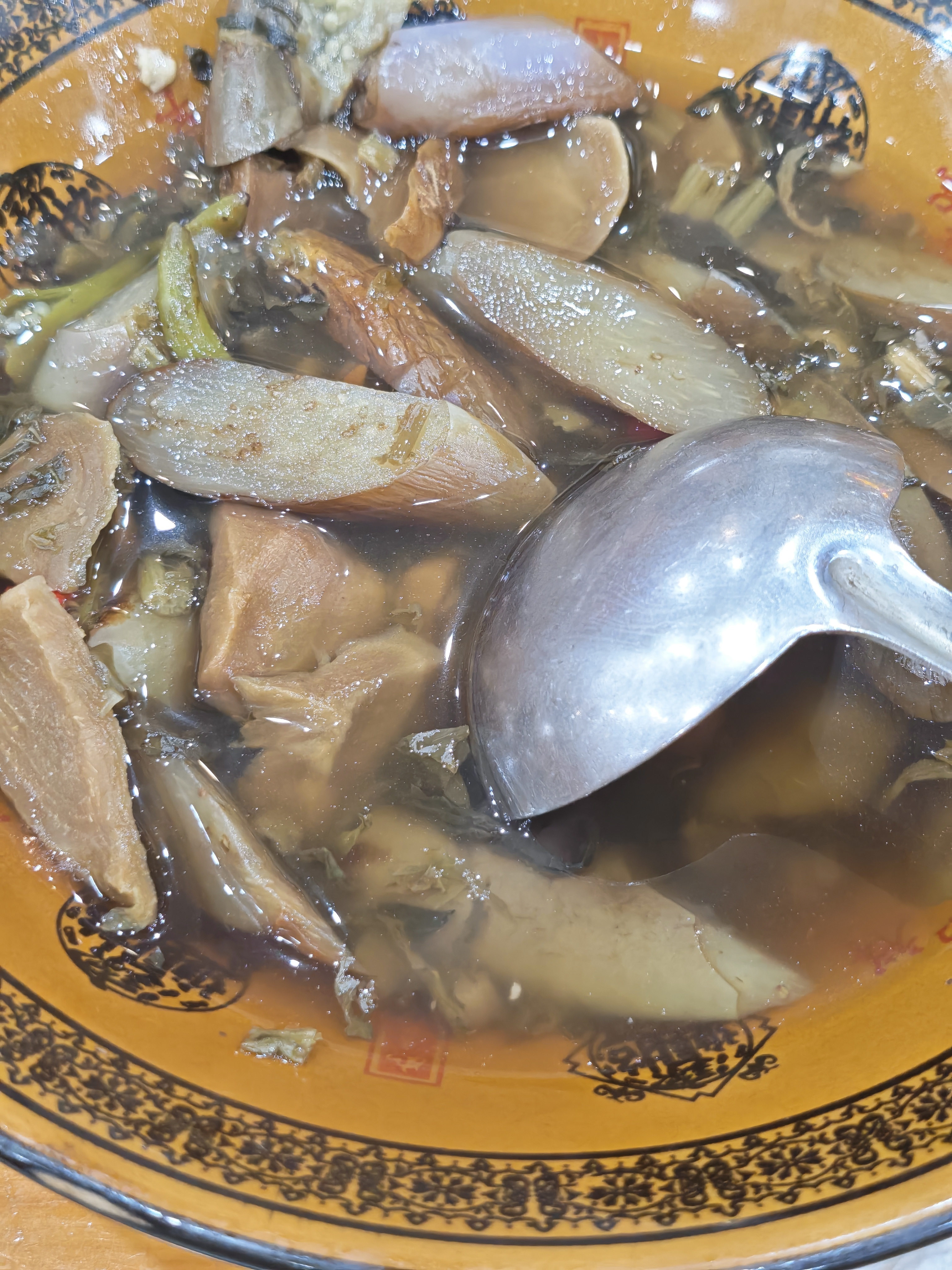 啊…这是杭州萧山的本土菜，蒸茄子！里面酸菜，辣椒还有茄子，加水蒸熟[允悲]这能吃