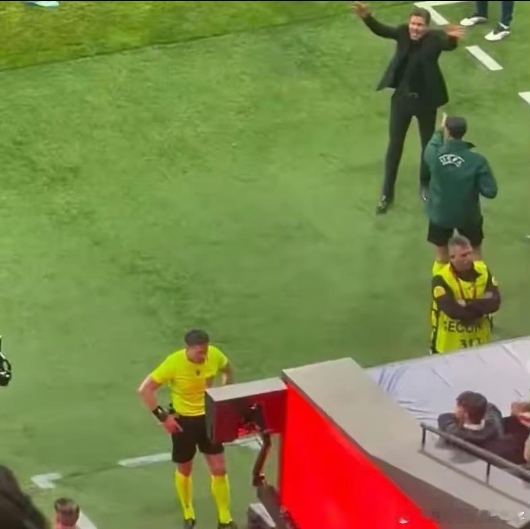 马竞1比1阿森纳基翁、麦克马纳曼怒批西蒙尼：场边公然干扰裁判，做法极其离谱欧冠半