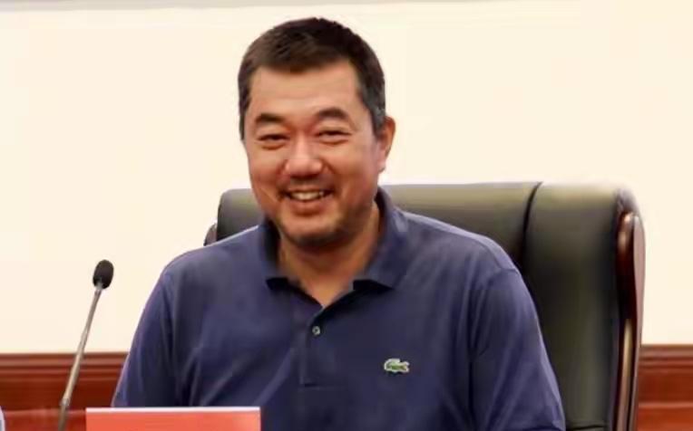 曾发誓此生不碰婚姻，47岁却成了“女儿奴”。
《繁花》范总董勇的人生下半场，比