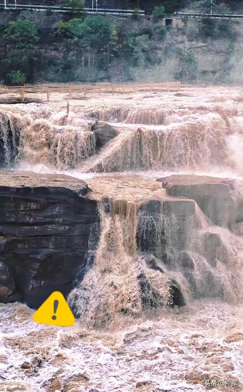 壶口瀑布这事儿真是绝了。
之前在公路边修高墙防偷窥，
被大家骂得把墙拆了。这下咱