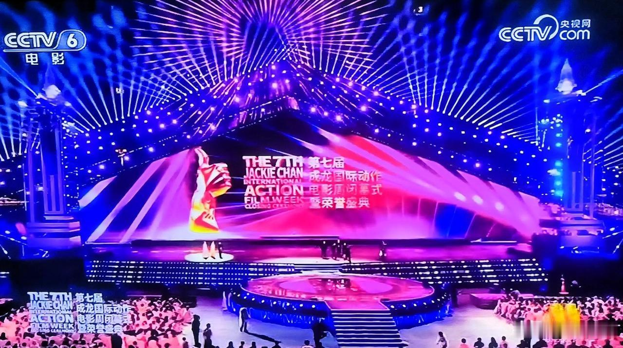 哈尔滨成龙电影节不光是明星璀璨，冰雪大世界的会场布置也是真的美，是大制作，这应该