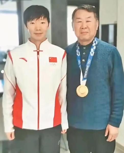 2025年，奥运冠军王曼昱送79岁启蒙教练一台车，老爷子死活不要，撂下一句话让她