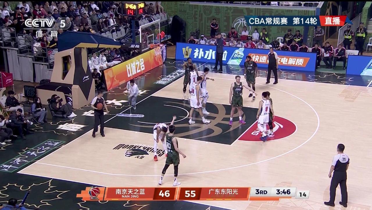 郭昊文可不能这么打呀，又是几乎打满全场，只在第三节最后休息了2分多钟，每一场都这