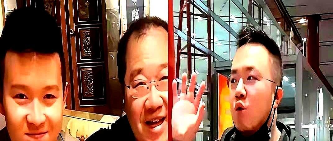 英达突然闯进直播间，一句“爸爸老了，来看看吧”，弹幕瞬间炸锅。
 
巴图没接茬，