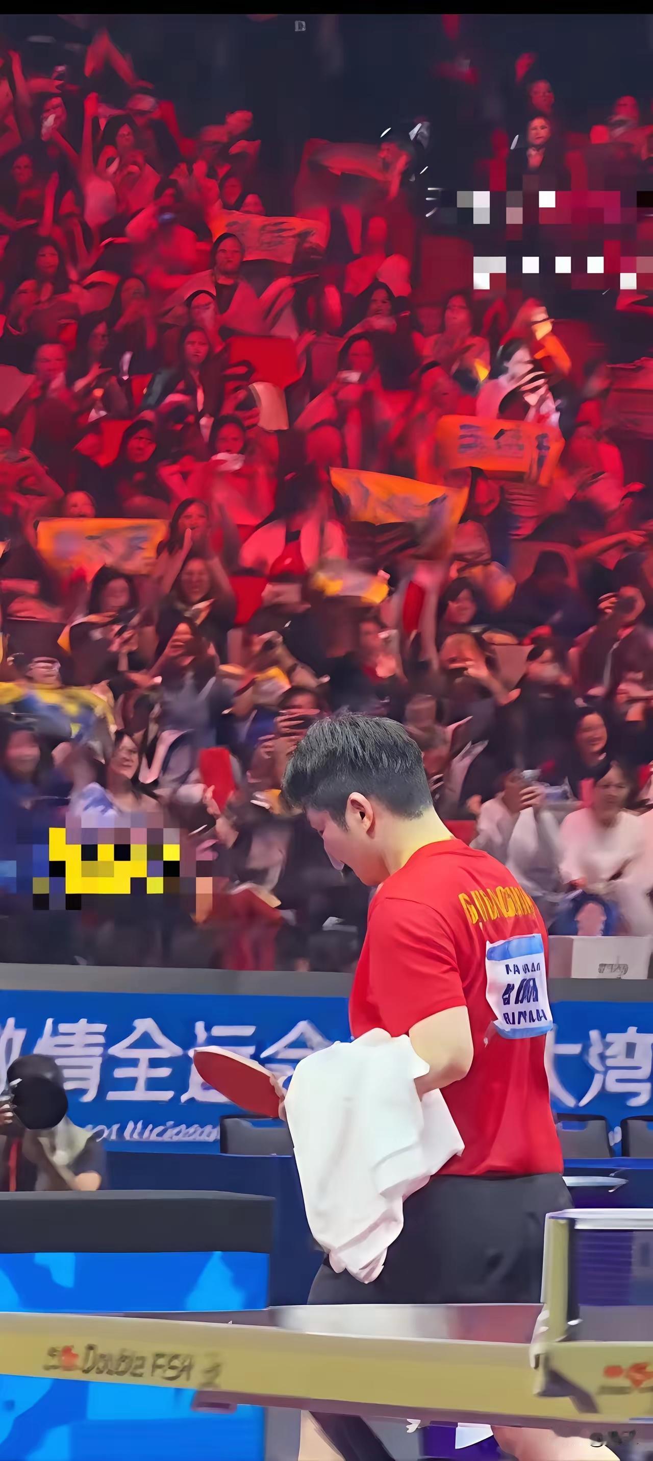 樊振东的“报恩名场面”背后全是硬核细节。11岁从广东伟伦体校被八一队选中，每天6