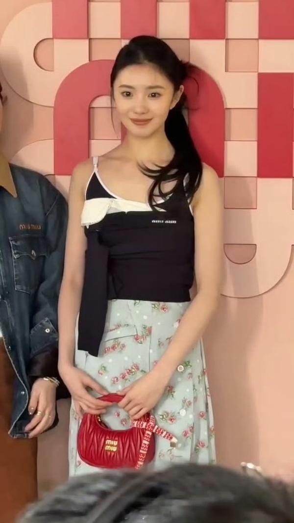 陈飞宇刘浩存miumiu探店 