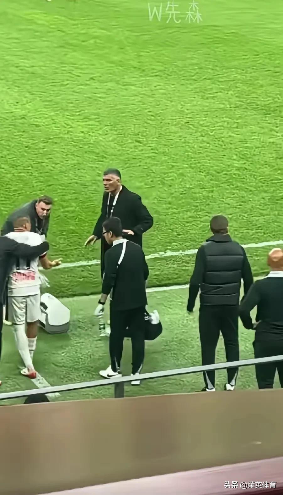 昨天晚上的成渝德比大战，战成3:3，充分说明了今年的成都蓉城就是一支头重脚轻的球