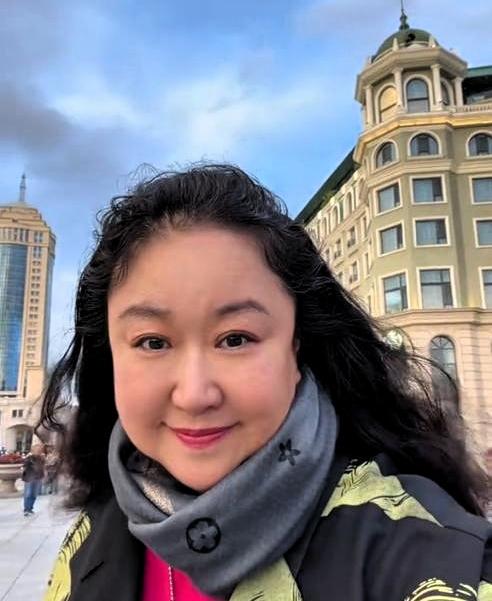 赵珈琪出身演艺世家，一家三代都是演员。母亲是老戏骨彭玉，凭借《东北一家人》家喻户