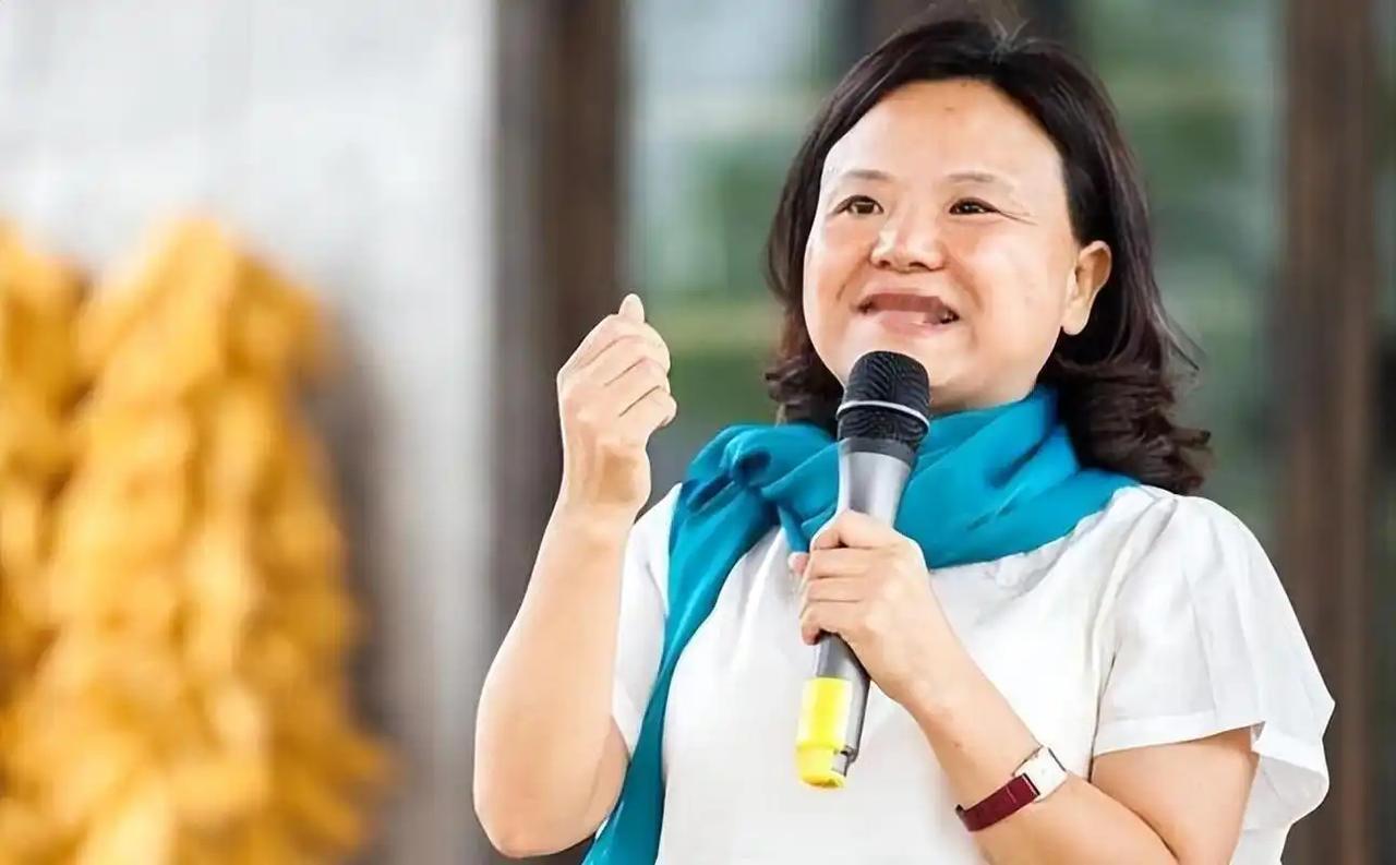 “中国的钱我是不会还的！”
谁也想不到，这句极其嚣张的话，出自曾经风光无限的女企