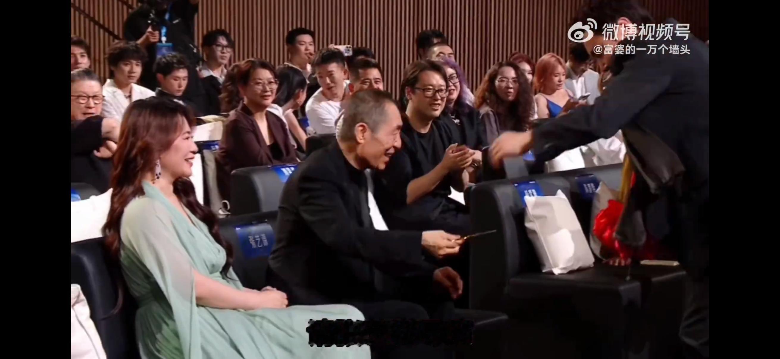 沈腾蹭完你的蹭你的 沈叔叔在台上忙着把彩带塞到张艺谋、马丽和后排剧组手里，自己倒