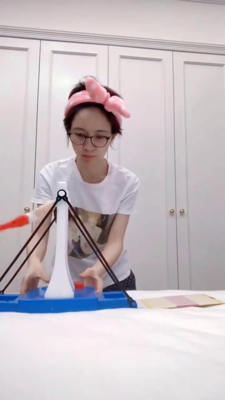怒放黑夜白天，可是我害怕。爱情只是一瞬间，转眼会不见。我要慢慢冒险，你的笑声就在