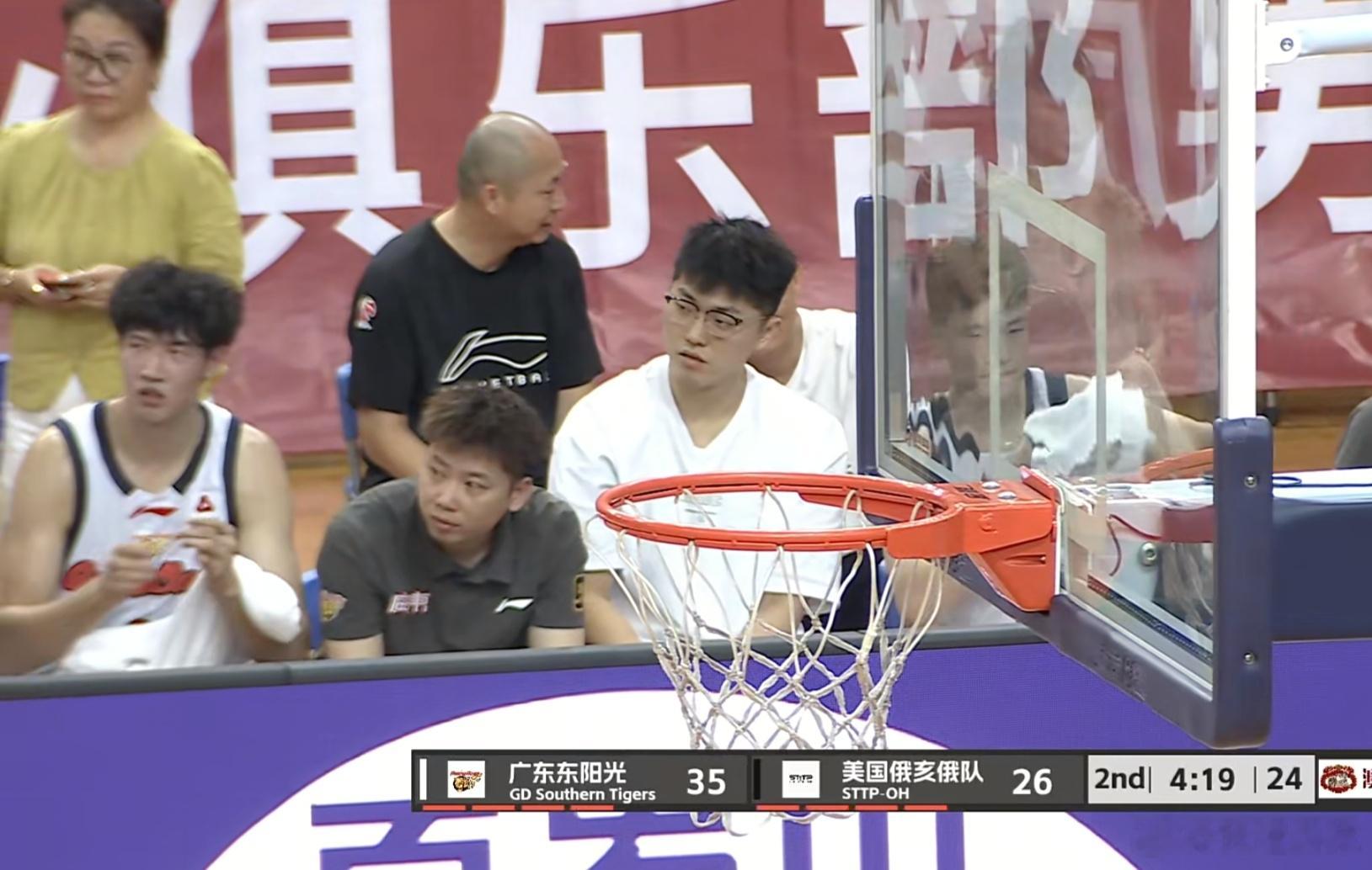 才发现主教练这场弃用了张皓嘉，卢卡首秀、周鹏回归、黄明依也得到上场锻炼机会，那确