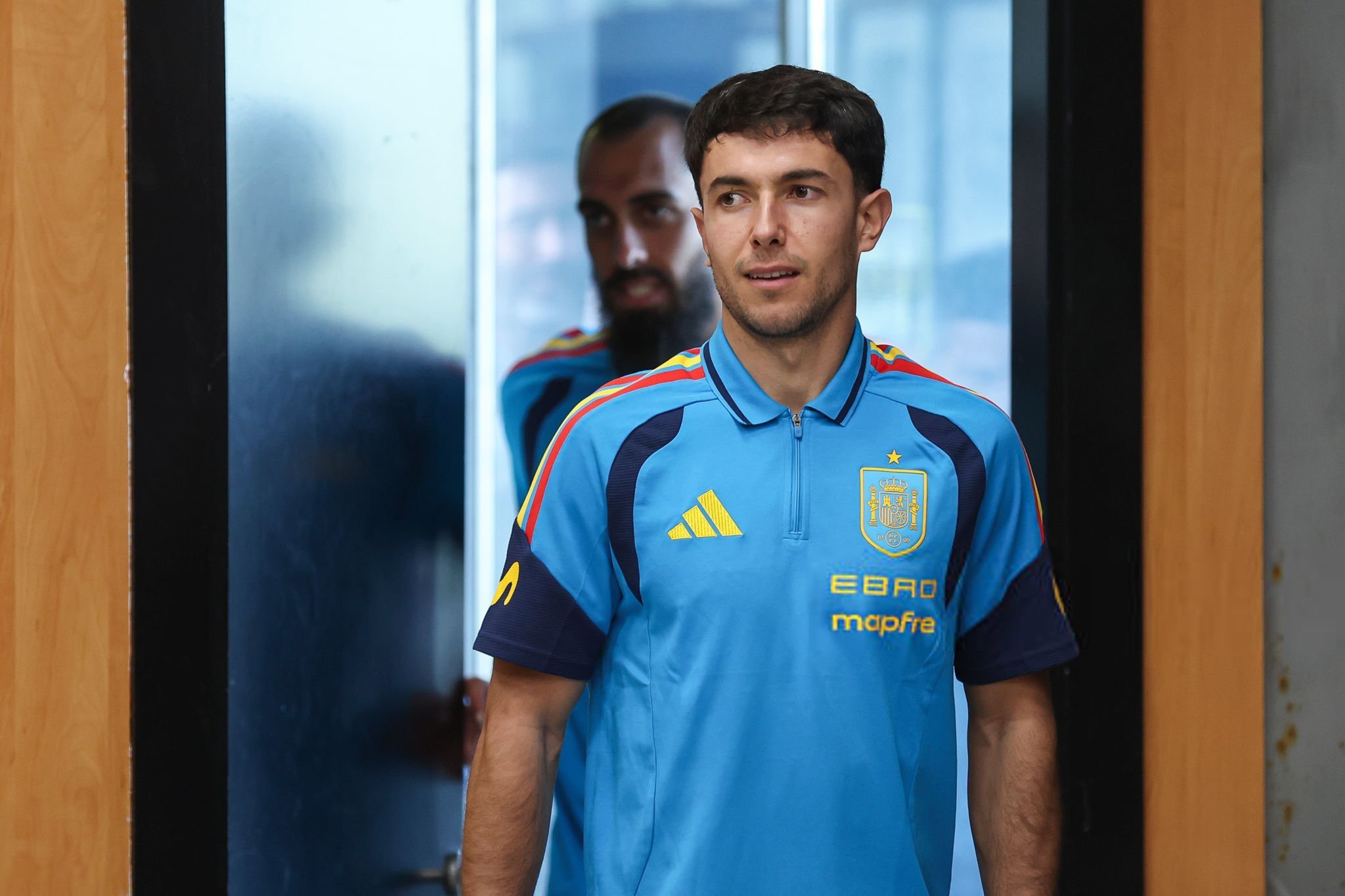 【FIFA病毒】西班牙队官方消息，苏比门迪因右膝不适已退出西班牙国家队训练营。为