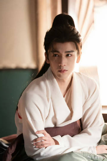 张凌赫演的谢征好会引诱 张凌赫把谢征的钓系感演活了，病弱外表下的细腻情感和撩人眼