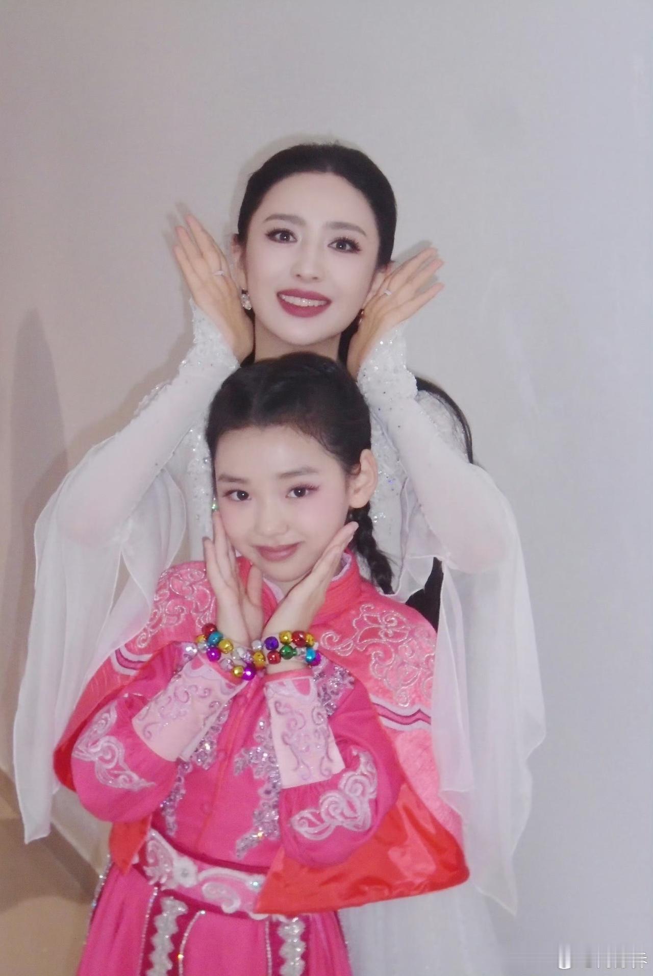 佟丽娅
我觉得她根本不是拿小酒窝当未来儿媳妇，而是把小酒窝当女儿来培养了，而且是
