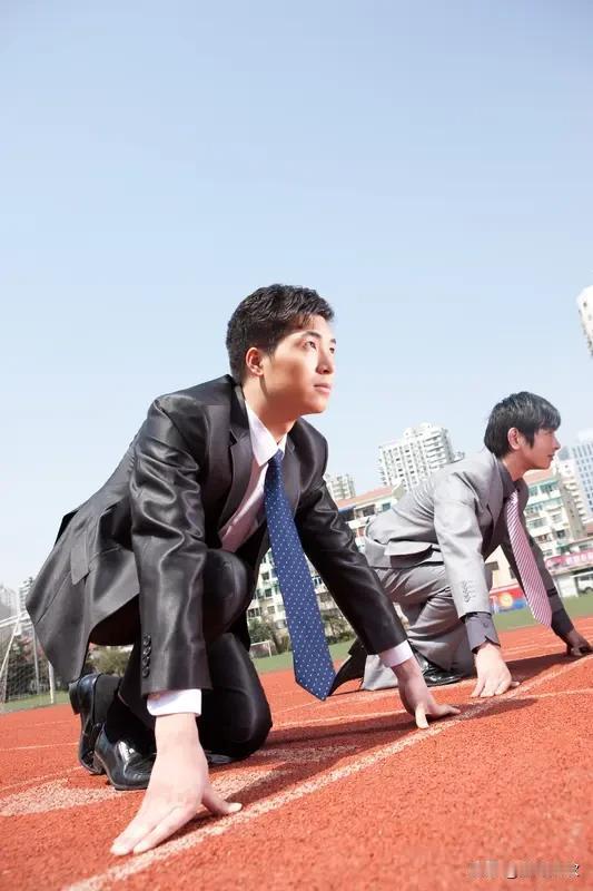 人至中年，最深的感触便是生活恰似一场负重前行的马拉松。事业领域，往昔的豪情壮志被